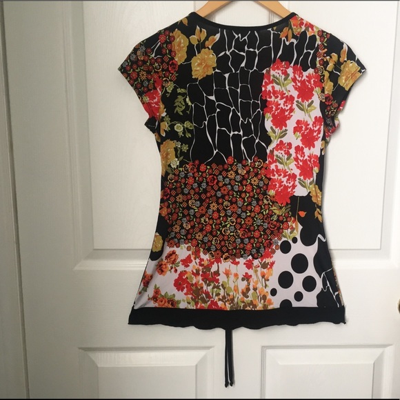 Papillon Blanc Floral Top - Picture 2 of 6